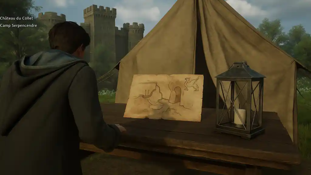 Personnage découvrant la carte d’Henrietta sur une table au camp Serpencendre près du Château du Collet dans Hogwarts Legacy